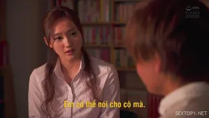 Anh thanh niên ngây ngô và cô bạn gái bán hoa ở quán rượu đầy kinh nghiệm