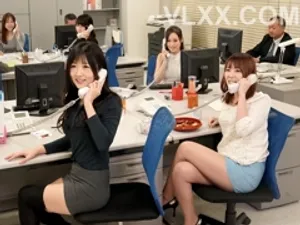 Người phụ nữ trưởng thành gợi cảm cưỡi một khẩu súng đen!