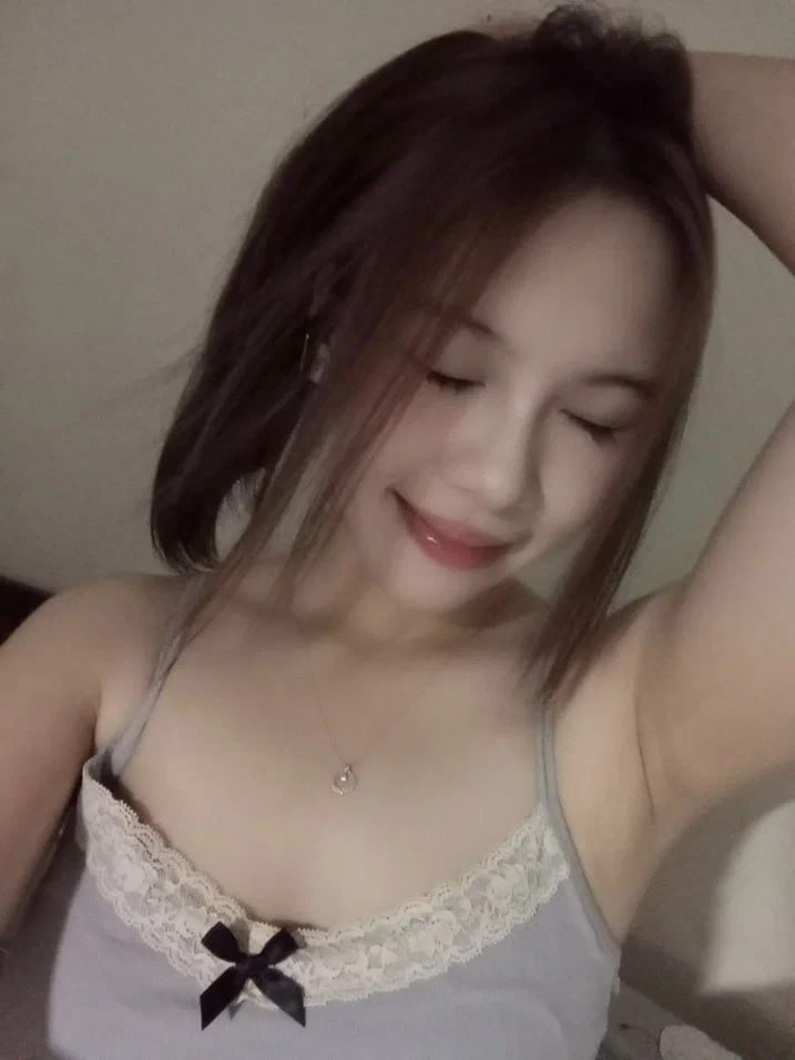 Người phụ nữ trẻ ngực to